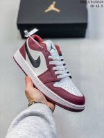140 air Jordan 1 Low 低帮 Aj1 乔丹1代 Aj1 乔1 低邦 波尔多酒红 紫红白 乔丹篮球鞋系列 鞋款整体采用酒红和白色的配色组成，采用