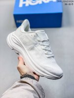 小红书推荐Hoka W Bondi 9全新配色 这个品牌来自于新西兰的毛利语 Hoka表示大地 One One表示飞越 连起来就是飞越地平线 One One不是