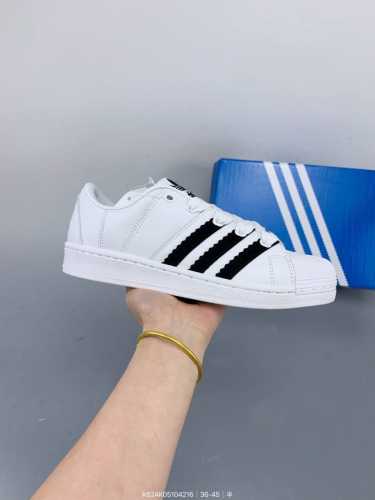 阿迪达斯 Adidas Superstar 三叶草 经典贝壳头系列 新款休闲板鞋潮流男女士运动鞋 鞋面柔软织物材质 标志性的贝壳鞋头，锯齿三条纹，简约的线条。就