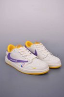 fragment X Travis Scott X Nba air Jordan 1 Low 三方联名倒钩 全新的三方联名低帮倒钩鞋面延续了黑脚趾设计 整双鞋以