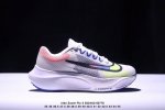 耐克 Nike Zoom Fly 5 运动鞋男女士公路跑鞋竞速跑步鞋厚底增高老爹鞋。采用耐用的设计，不仅可以部署在您最喜欢的比赛的起跑线上，还可以部署在征服后的