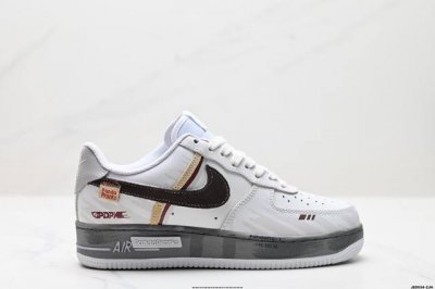 公司级耐克Nike Air Force 1“07空军一号低帮百搭休闲运动板鞋。柔软、弹性十足的缓震性能和出色的中底设计，横跨复古与现代的外型结合，造就出风靡全球