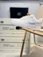 耐克 Nike Air Force 1 '07空军一号 百搭休闲运动板鞋 柔软 弹性十足的缓震性能和出色的中底设计 横跨复古与现代的外型结合 造就出风靡全球三十