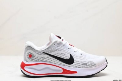 公司级nike Journey Run 2024跑步鞋 使用了新型的缓震材料 脚感偏韧 后跟有加厚的海绵填充 鞋子前掌和后掌做了加宽设计 增加了跑步时的稳定性