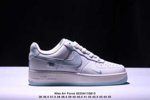 公司级耐克Nike Air Force 1“07空军一号低帮百搭休闲运动板鞋。柔软、弹性十足的缓震性能和出色的中底设计，横跨复古与现代的外型结合，造就出风靡全球