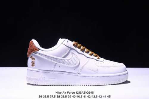 耐克nike Air Force 7空军一号低帮百搭休闲运动板鞋。柔软、弹性十足的缓震性能和出色的中底设计，横跨复古与现代的外型结合，造就出风靡全球三十多年的f