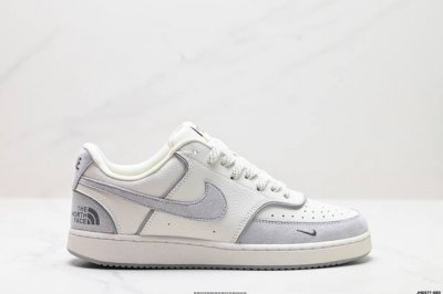 公司级nike Court Vision Lo联名 低帮百搭 透气休闲运动板鞋 兼顾舒适脚感和出众风范 演绎匠心之作 结构性的支撑贴合感结合复古篮球设计 电绣工