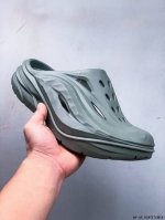 集图 Hoka One One夏奥拉Mule户外缓震拖鞋。流线型融合极简美学，包头鞋面，对脚掌有更好的包裹性，也满足防碰撞的功能性。鞋面多处开孔的气流通道，有助