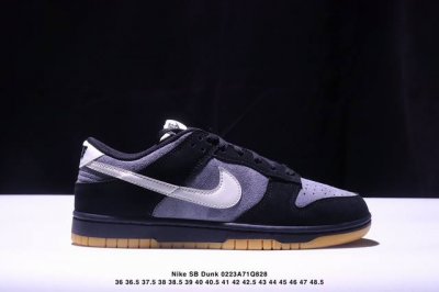 耐克Nike Sb Dunk Low Pro蝙蝠侠红 扣篮系列复古低帮休闲运动滑板板鞋。采用脚感柔软舒适Zoomair气垫，有效吸收滑板等极限运动在落地时带来的