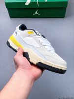 air Jordan Aj4 Rm 重制版低帮复古篮球鞋 实拍首发 采用了低帮的设计 并保留了众多Aj4的经典元素 鞋身以皮革 麂皮材质拼接打造 Aj4经典的T