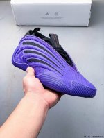 Adidas Harden Vol.9 Metamorphosis 哈登九代篮球鞋 鞋舌部分设计独特，设有便于抓取的拉带 使得穿脱鞋子变得简便 鞋后跟处的缓震设