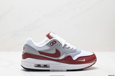 公司级Nike Air Max 1 耐克气垫 缓震 耐磨运动鞋 鞋身材质均选择皮革 织物 麂皮多种材质覆盖 保证质感的前提下 层次感也相当不错 带有开窗式 Ai