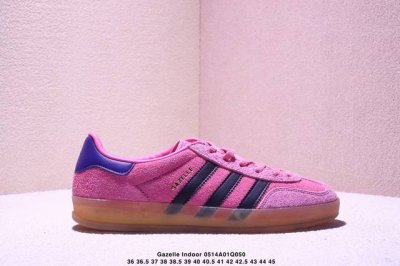 阿迪达斯 Adidas Originals Gazelle Indoor复古三叶草防滑透明橡胶板鞋经典运动鞋。这款经典鞋,忠于原版设计,缀撞色三条纹和鞋跟饰片。