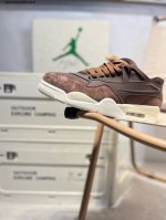 Air Jordan Aj4 Rm 重制版低帮复古篮球鞋 实拍首发 采用了低帮的设计 并保留了众多Aj4的经典元素 鞋身以皮革 麂皮材质拼接打造 Aj4经典的T