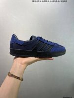 阿迪达斯 Adidas Originals Gazelle Indoor复古三叶草防滑透明橡胶板鞋经典运动鞋。这款经典鞋,忠于原版设计,缀撞色三条纹和鞋跟饰片。