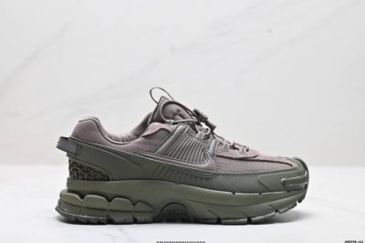 公司级耐克nike Zoom Vomero Roam 马拉松复古跑五代休闲运动慢跑鞋 采用环保纤维革饰片组合网眼布鞋面材质 升级正确后跟tpu加固 耐弯折热塑框