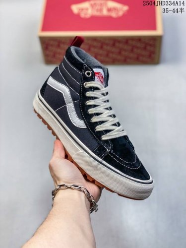 Vans经典款高帮休闲鞋，黑色搭配白色条纹，耐磨生胶底，舒适又耐穿。适合四季穿着。适合日常出行或者搭配36-45 半码36.5..38.5..40.5...42