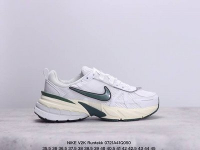 Nike V2K Runtekk 减震防滑复古低帮跑步鞋 材质上使用大面积网眼 皮革 Tpu 组成 支撑和透气性肯定不错 中底处由 Cushlon 泡绵打造 并
