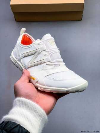 Issey Miyake X New Balance Mt10Ov1三宅一生联名透气越野跑步鞋 此番联名鞋款的灵感源自感官身体和赤足运动的概念，New Bala - 点击图像关闭