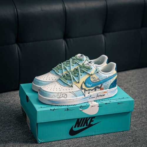 330 核心私 nike Court Vision Low 校园风低帮复古篮球板鞋男女运动鞋。延续80年代复古篮球鞋，添加学院风细节。皮革组合鞋面，利落风格，重