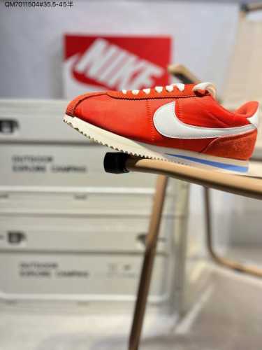 Nike Classic Cortez 全新配色 经典阿甘休闲跑步鞋 纯粹而执着的精神，使得Cortez种在了一代人的心里，无论是否喜欢它复古的鞋型，一双Nik