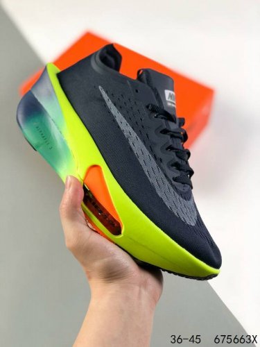 公司级真标带半码！ Nike Air Zoom Alphafly Next% 整体采用前作的设计语言，并且对后者的细节进行升级，马拉松和长距离路跑的性能极限设计