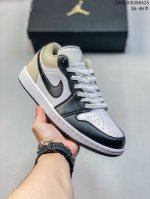 纯原版本 Air Jordan 1 Low 低帮 灰白蓝 Aj1 乔丹1代 Aj1 乔1 低邦 白灰蓝 男女同款 乔丹篮球鞋系列 鞋身整体以米白色皮革打造，搭配