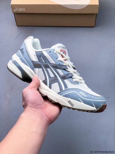 集图 Asics 亚瑟士 Tiger Gel-1090 户外越野休闲运动跑步鞋。透气网眼鞋面配合部分合。最初受到摩托车光滑线条的启发，这款鞋旨在强调速度的概念