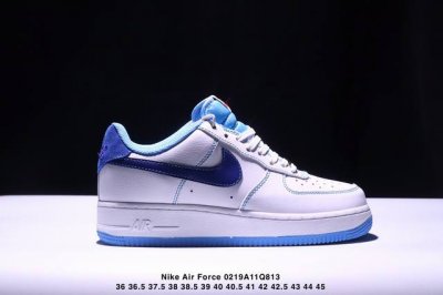 公司级耐克Nike Air Force 1“07空军一号低帮百搭休闲运动板鞋。柔软、弹性十足的缓震性能和出色的中底设计，横跨复古与现代的外型结合，造就出风靡全球