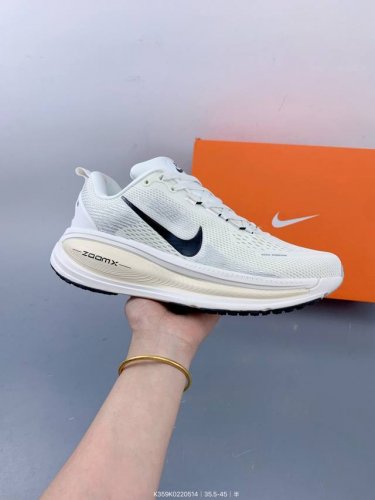 耐克 Nike Vomero 18 厚底增高老爹运动跑步鞋。全新 Vomero 提供比以往更多的緩衝效能以及該系列有史以來最高的鞋底高度，結合 Nike 的 Z