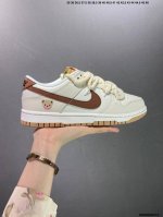 公司级nike Dunk Low Next Nature ”Hemp“ 豆乳熊仔 鞋款选用经典的dunk鞋型，以小熊和豆乳为创作灵感，对鞋款改色，配色使用棕色和