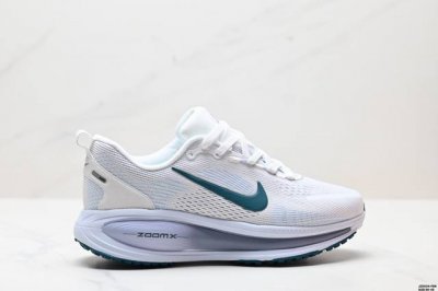 真标Nike Vomero 18 耐克 舒适减震防滑 低帮跑步鞋 全掌Reactx泡绵中底 前掌和后跟还配备了Air Zoom气垫单元 据说跑起来更快更舒适哦