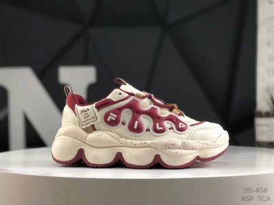 Fila斐乐 可颂面包鞋耐磨防滑低帮 生活休闲鞋 女款 棕，微翘式鞋头设计，响应灵活，保护脚趾。鞋面运用简洁的色彩进行搭配，缔造简洁利落外观和出众脚感。后跟做了
