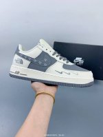 耐克 Nike Air Force 1 '07 Low 空军一号含气垫 低帮百搭厚底增高休闲运动板鞋。柔软、弹性十足的缓震性能和出色的中底设计，横跨复古与现代的