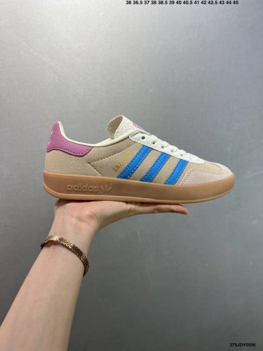 adidas Originals Gazelle Indoor 棕色 此款鞋延续了橡胶外底和经典款式的传统。优质绒面革鞋面和标志性的3条纹采用明亮的对比色，为久