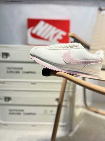 Nike Classic Cortez 全新配色 经典阿甘休闲跑步鞋 纯粹而执着的精神，使得Cortez种在了一代人的心里，无论是否喜欢它复古的鞋型，一双Nik - 点击图像关闭