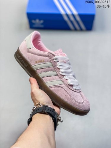 adidas 阿迪达斯 原楦开发版型，采用 正确色卡校准 台产固色丝光猪巴革组合环保纤维革鞋面材质，内嵌缓震Ortholite 欧索莱 透气吸汗鞋垫，缜密拉帮中