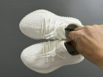 专G版椰子350V2真爆鞋带扣儿童一脚蹬运动鞋 Size：24-35码 专柜版来咯 真爆米花系列脚感超级棒 软弹效果一绝 针织鞋面，透气舒适好打理 鞋带扣设计，