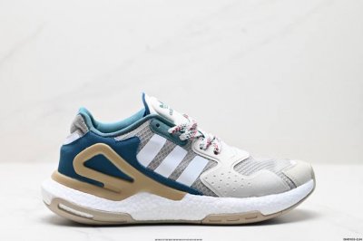 真标Adidas Day Jogger 日行者 原楦型数据开发纸版 网材鞋面搭配合成绒面革饰面 中底嵌入全掌Boost爆米花缓震颗粒材质,棉质脚感体验科技全副武