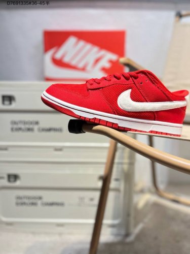 100 福利特价耐克Nike Dunk Low 板鞋Sb系列经典百搭休闲运动板鞋加厚鞋舌的填充，使舒适性大大提升，同时也更方便穿脱中底部分则加入了脚感柔软舒适Z