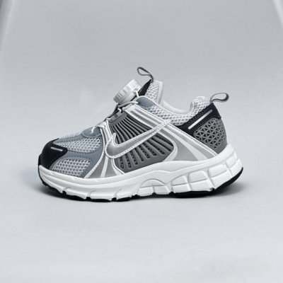 nike Zoom Vomero 5子复古运动鞋融蕴时尚风范和丰富层次感，缔造运动鞋佳选，助你轻松型出范，开辟独属于自己的路。鞋款采用多层设计，融入织物与合成材