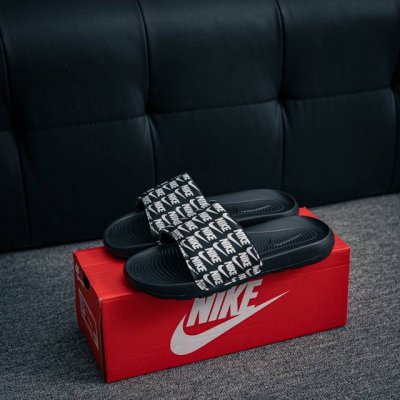 核心私 Nike Victori One Slide Print Mix 系列夏季沙滩运动防滑一字潮流拖鞋简约清爽的夏季必备单品 焕新升级经典必备设计 轻松驾驭