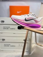 nike Vomero 18 耐克 舒适减震防滑 低帮跑步鞋 全掌Reactx泡绵中底 前掌和后跟还配备了Air Zoom气垫单元 据说跑起来更快更舒适哦 这次