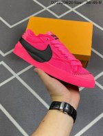 耐克 Nike Blazer Low '77 Jumbo 运动鞋，抓地板鞋，革新重塑经典街头人气鞋款，采用人气传统外观，巧搭大号耐克勾勾设计和宽大鞋带。柔软泡绵