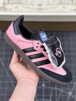 Adidas Samba Og 定制款 初一文化 小众高级休闲板鞋 #以七夕情人节为主题，鞋身整体使用活力热粉、甜酷黑配色，细腻低调。叠加鞋舌设计，增加氛围感的