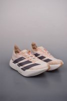 250 Adidas Adizero Adios 4 M 阿迪超轻透气缓震跑鞋 整体外观造型与Adizero Adios Pro Evo 1非常相似 中底配置