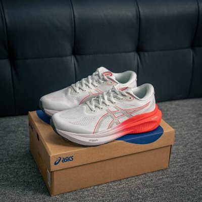 核心私 Asics Gel-Kayano 30简约百搭舒适耐磨透气低帮跑步鞋，Kayano是由板砖脚感进化而来的亚瑟士稳定跑鞋。在第30代，在支撑中保证了稳定。