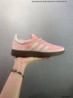 adidas Originals Handball Spezial 粉色 此款鞋延续了橡胶外底和经典款式的传统。优质绒面革鞋面和标志性的3条纹采用明亮的对比色，