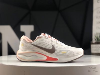 180 nike Journey Run 2024跑步鞋 使用了新型的缓震材料 脚感偏韧 后跟有加厚的海绵填充 鞋子前掌和后掌做了加宽设计 增加了跑步时的稳定性