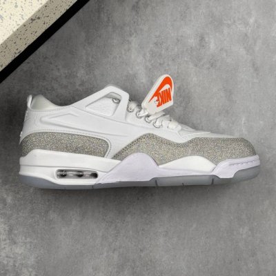本地 核心私 Air Jordan 4 Rm 低帮 满天星 Aj4 乔丹4代 乔丹篮球鞋系列 整鞋采用皮革与麂皮材料打造，鞋面使用白色皮革作为主体，搭配鞋头满天
